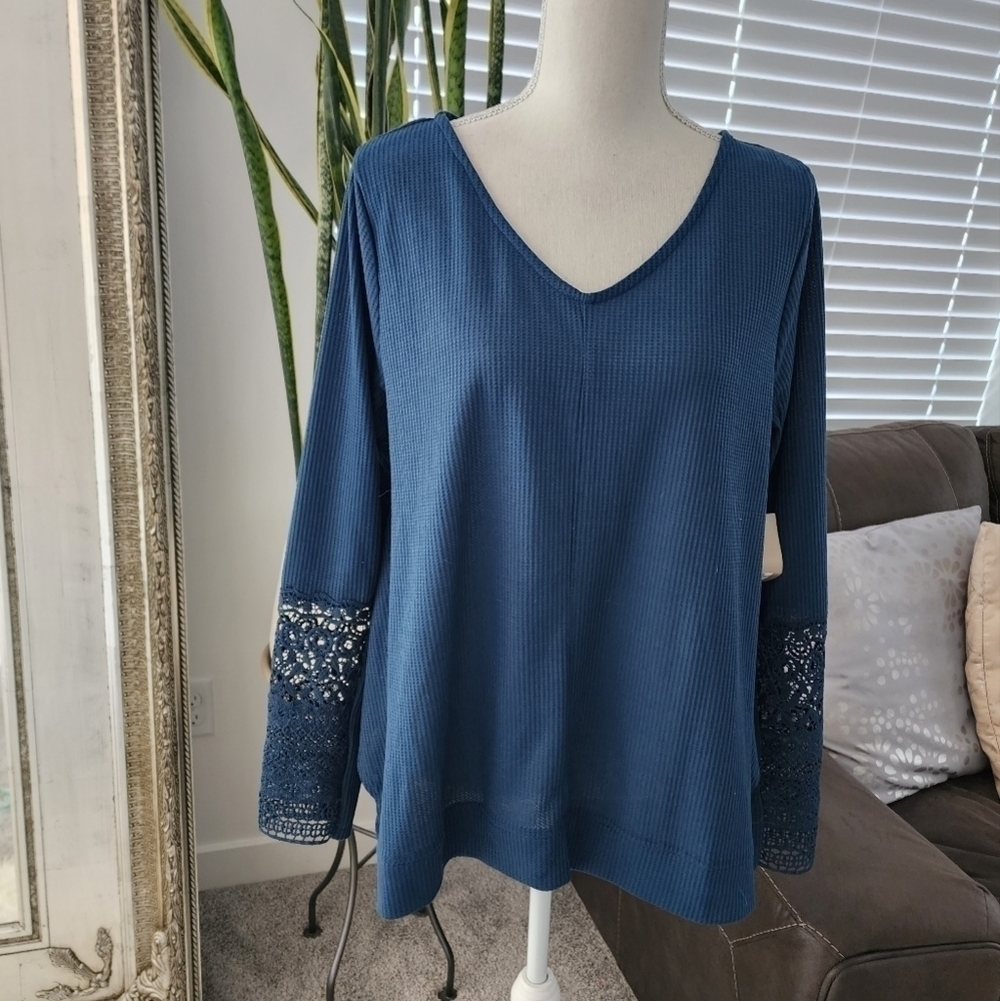 1775 Crochet detail sleeves waffle knit top size Large. New.